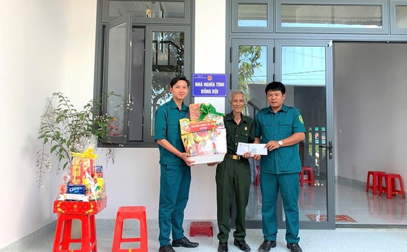 Leaders of Loc Tien ward, Bao Loc city and other units presented gifts to the family of veteran Ha Tuan Manh. Photo: Lam Hong