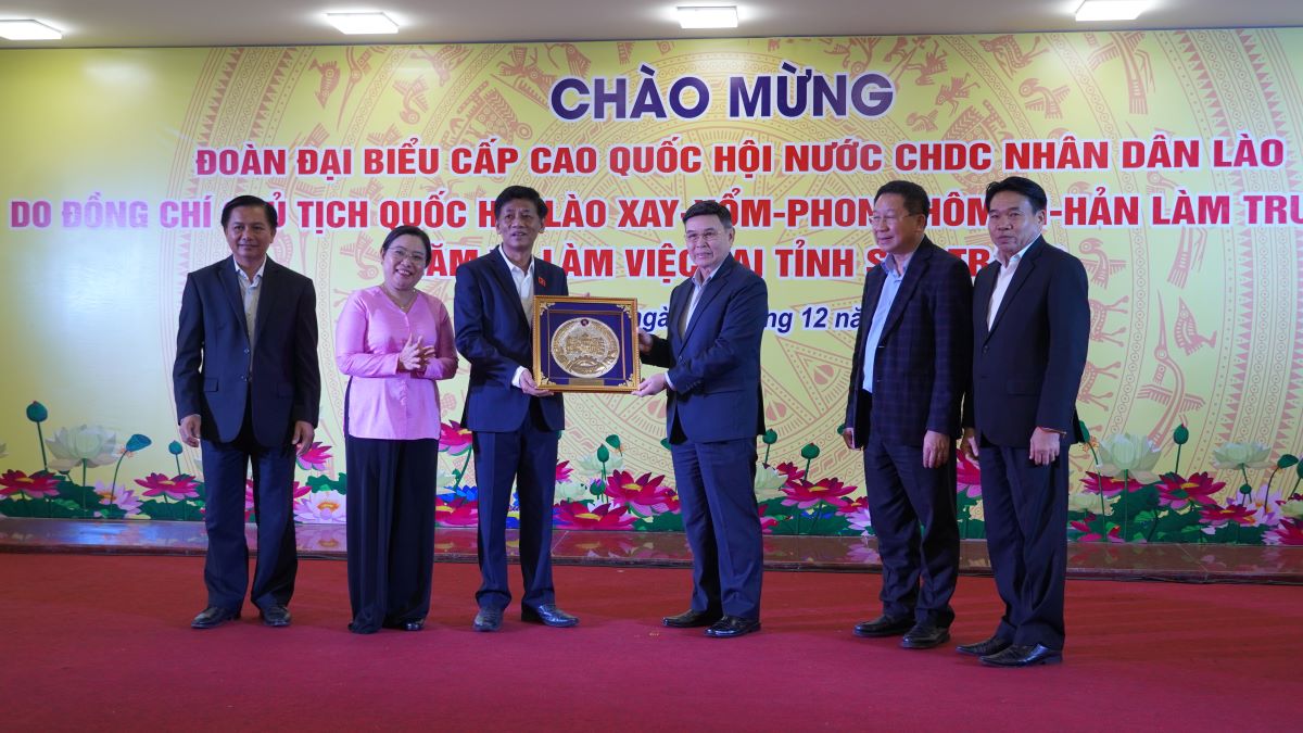 Chủ tịch Quốc hội Lào Saysomphone Phomvihane tặng quà lưu niệm cho Lãnh đạo Tỉnh ủy, UBND tỉnh Sóc Trăng. Ảnh: Phương Anh