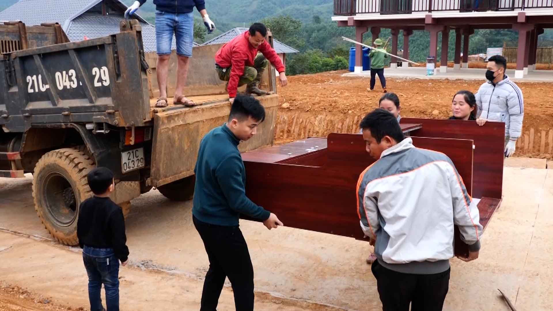 The joy of the people of Lang Nu in their new house