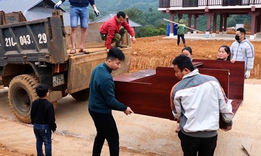 Niềm vui của người dân Làng Nủ trong ngôi nhà mới