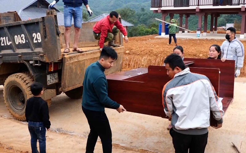 The joy of the people of Lang Nu in their new house