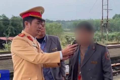 Authorities measure alcohol levels of employees on duty at railway stations in Quang Binh on December 18. Photo: Railway Traffic Police Team No. 1