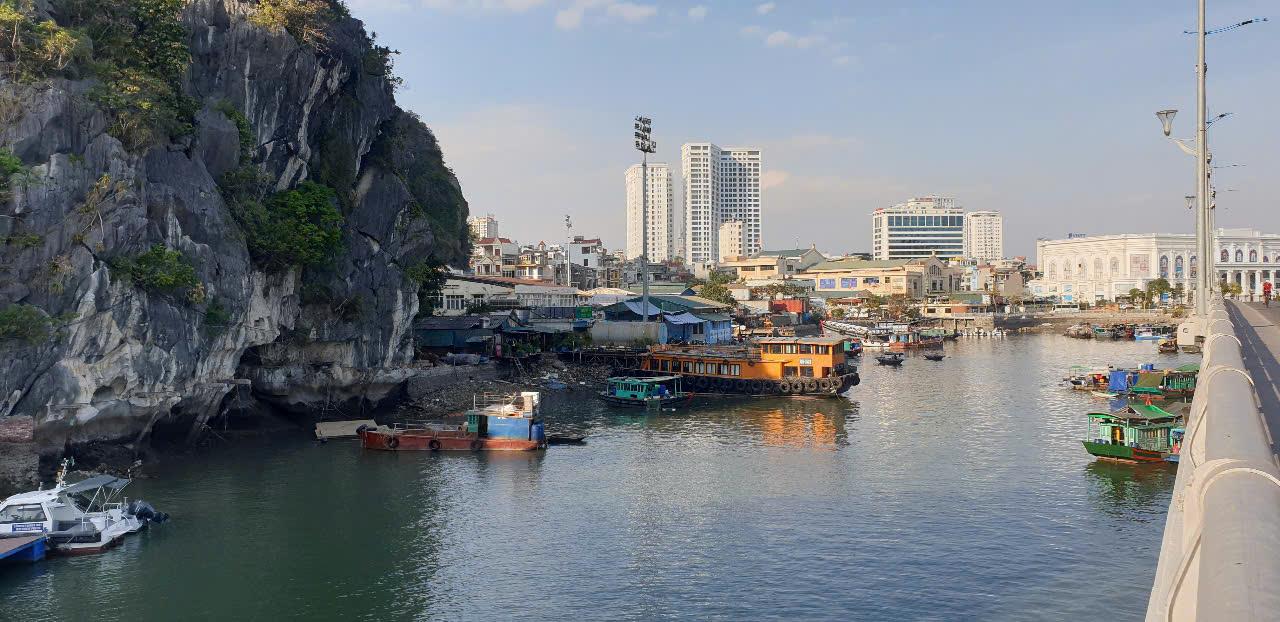 The road will pass through the foot of Bai Tho mountain, through the seafood processing factory and Ha Long 1 market. Photo: Nguyen Hung