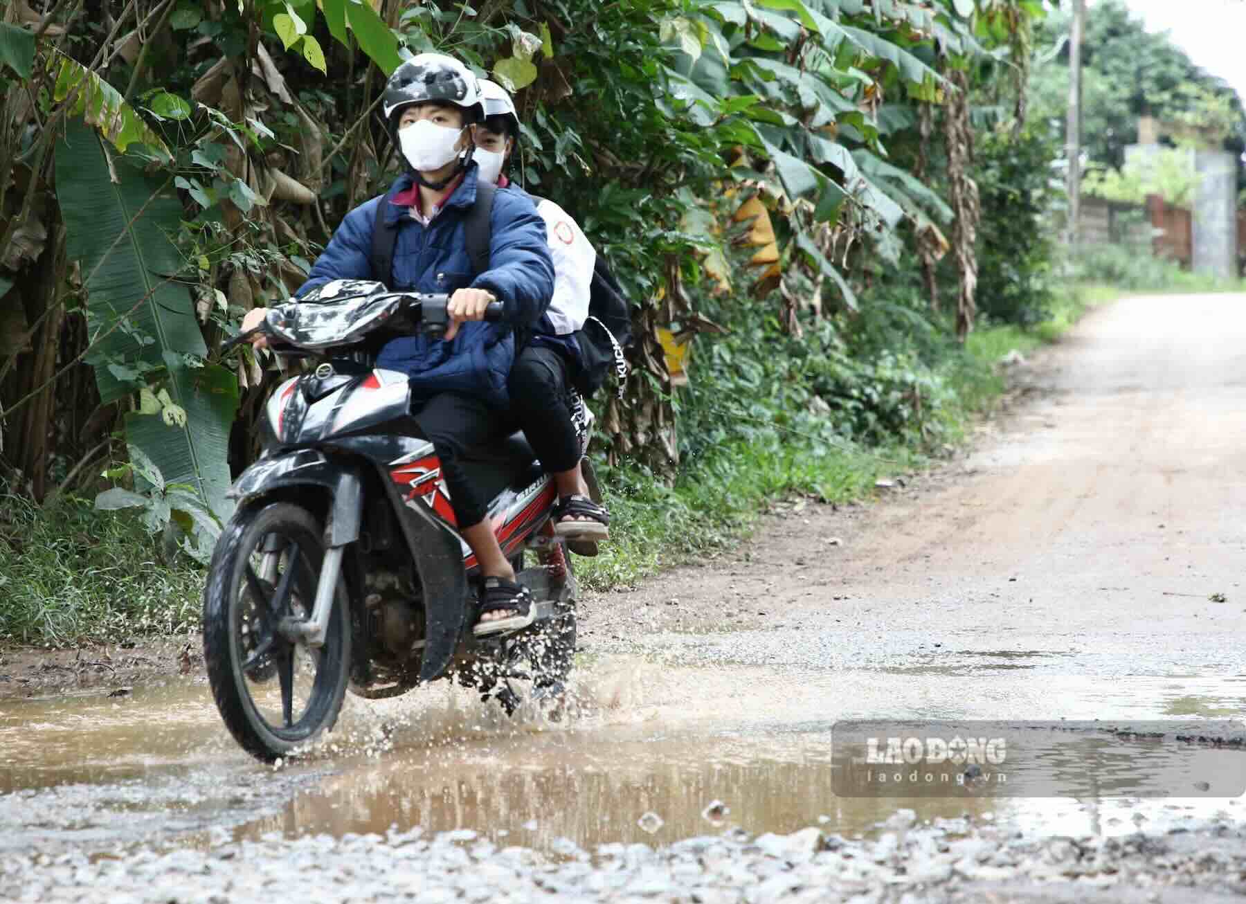 The road connecting Tan Thuy commune to Thai Thuy is seriously degraded. Photo: Cong Sang