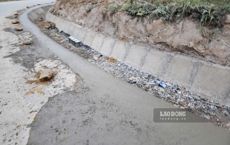 Bê tông từ trạm sai phạm được cấp vào hạng mục thi công vỉa, sửa chữa tuyến Quốc lộ 34. Anh: Tân Văn.