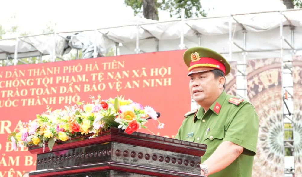 Lieutenant Colonel Lam Minh Hien - Head of Ha Tien City Police spoke at the launching ceremony of the peak campaign to attack and suppress crime, ensuring security and order for the Lunar New Year 2025. Photo: Ha Tien City Police