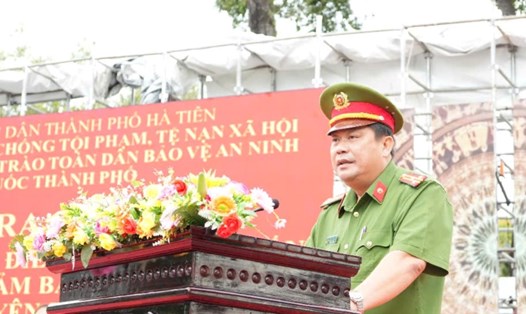 Thượng tá Lâm Minh Hiển - Trưởng Công an TP Hà Tiên phát biểu tại Lễ ra quân thực hiện đợt cao điểm tấn công, trấn áp tội phạm, bảo đảm an ninh, trật tự Tết Nguyên đán Ất Tỵ 2025. Ảnh: Công an TP Hà Tiên