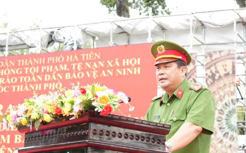 Lieutenant Colonel Lam Minh Hien - Head of Ha Tien City Police spoke at the launching ceremony of the peak campaign to attack and suppress crime, ensuring security and order for the Lunar New Year 2025. Photo: Ha Tien City Police