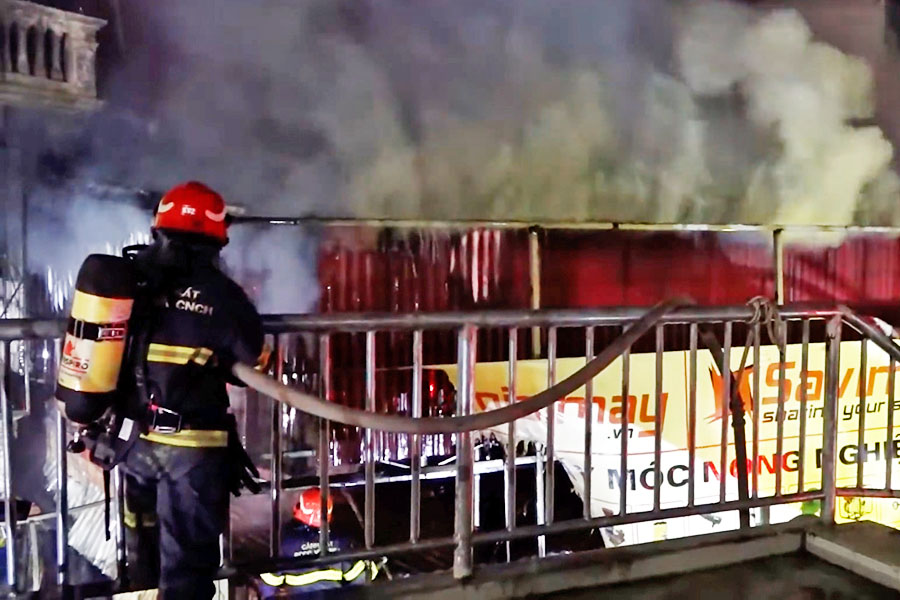 Lực lượng chức năng khống chế đám cháy, tìm kiếm người bị nạn. Ảnh: Thế Kỷ