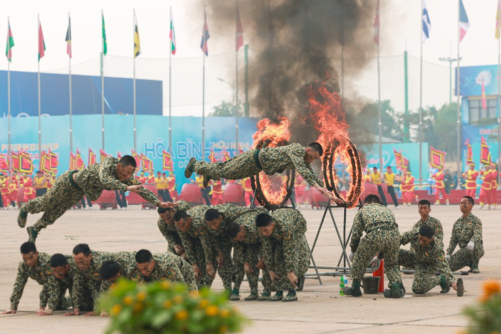 Vietnam People's Army commandos practice to perform at the Vietnam International Defense Exhibition 2024. Photo: Hai Nguyen