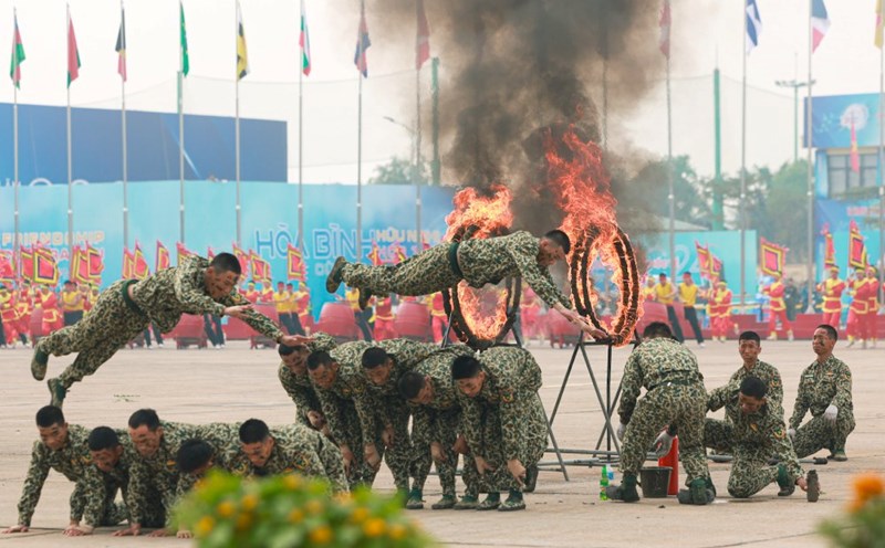 Vietnam People's Army commandos practice to perform at the Vietnam International Defense Exhibition 2024. Photo: Hai Nguyen