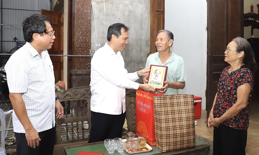 Mr. Hoang Trung Dung - Member of the Party Central Committee, Secretary of Ha Tinh Provincial Party Committee presented gifts to families of meritorious people in Ha Tinh. Photo: Tuan Anh.