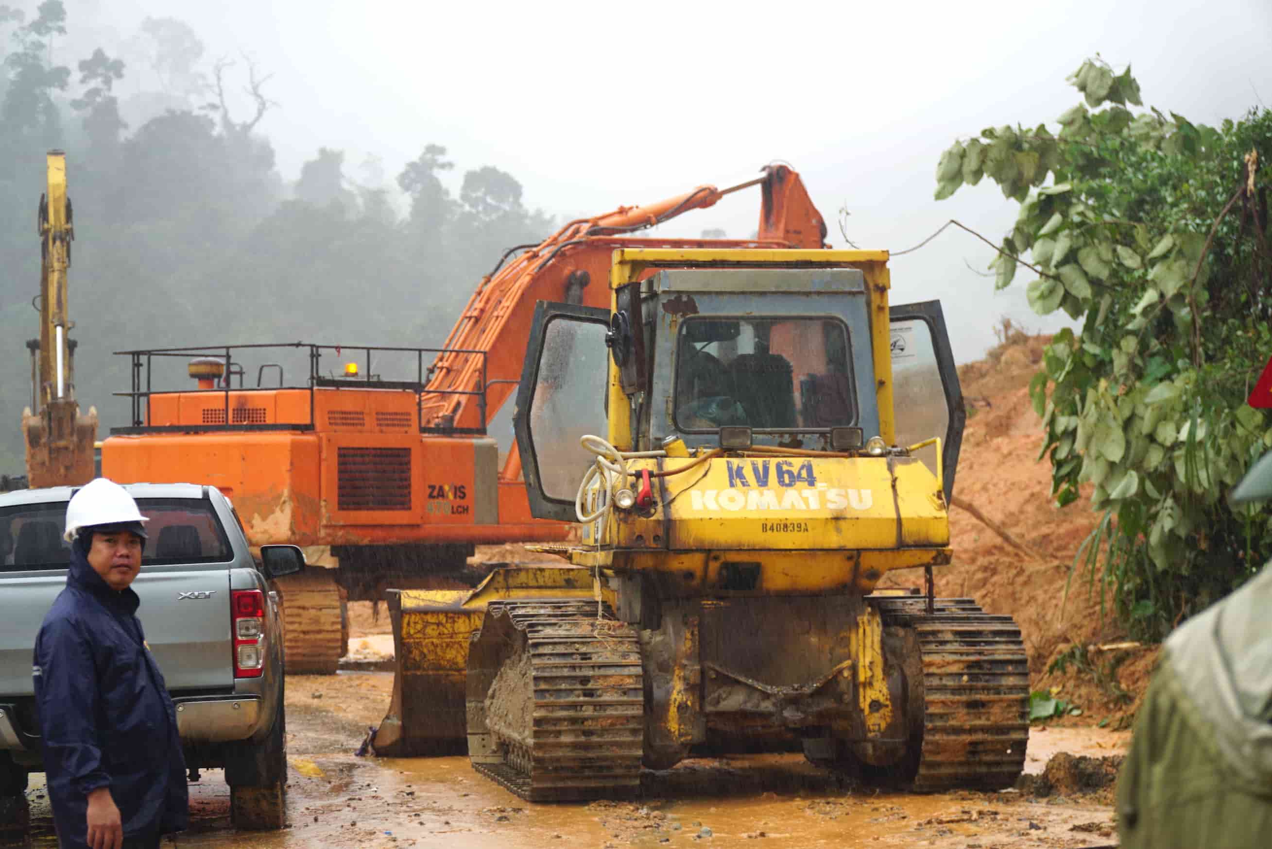 Khanh Le Pass has opened one lane to traffic. Photo: Huu Long