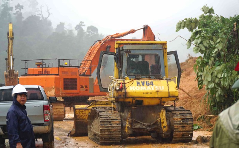 Khanh Le Pass has opened one lane to traffic. Photo: Huu Long