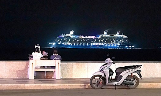 Tàu khách quốc tế đi ngang qua TP Vũng Tàu khi ra vào khu vực Cái Mép - Thị Vải. Ảnh: Toàn Phạm