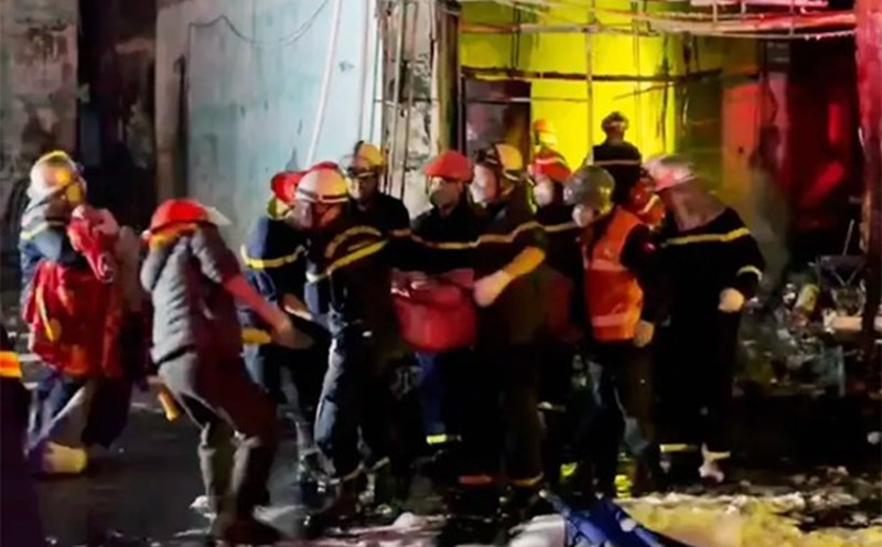Firefighters rescue people in a house fire that killed 11 people in Hanoi. Photo: The Century