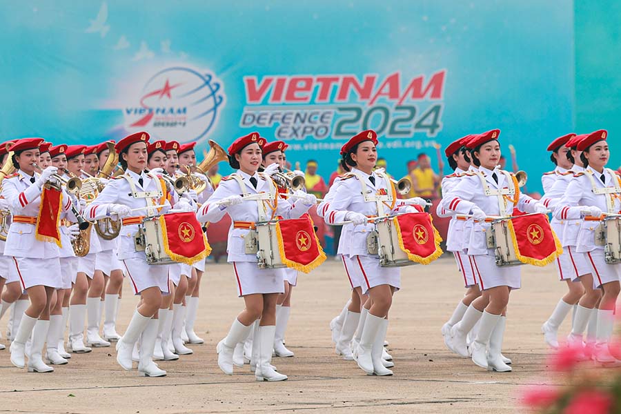 Khoi nu quan nhac bieu dien tai Trien lam Quoc phong quoc te Viet Nam 2024. Anh: Hai Nguyen