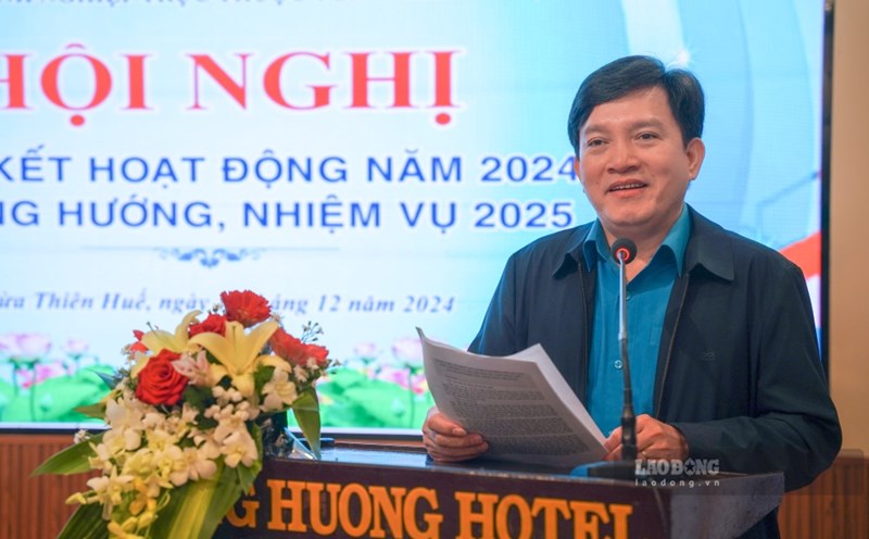 Vice President of the Vietnam General Confederation of Labor Nguyen Xuan Hung speaks at the conference. Photo: Nguyen Luan.