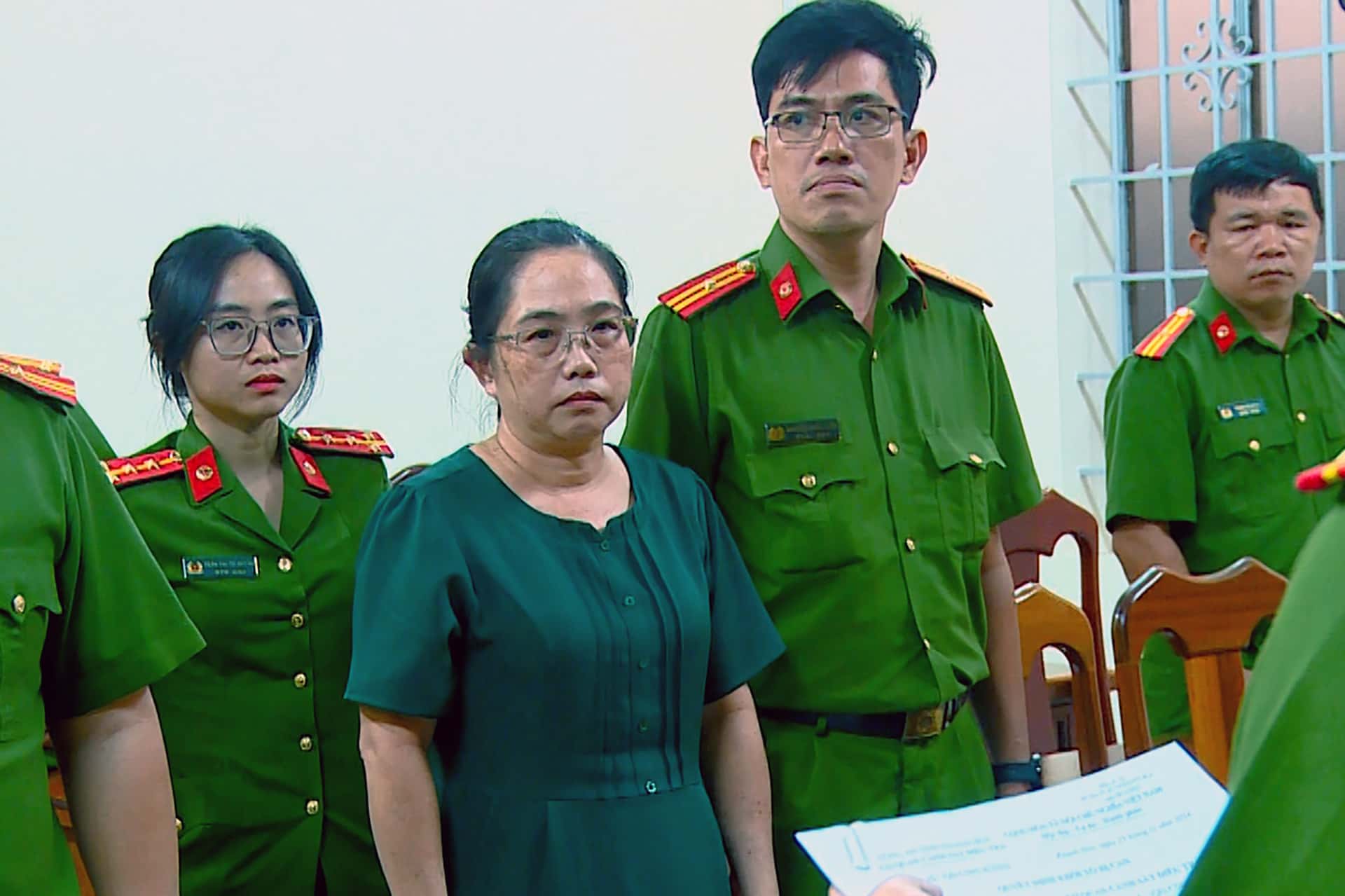 Ms. Nguyen Thi Hong Sam - Director of Nha Trang City Public Service Management Board listened to the decision to prosecute and temporarily detain. Photo: Khanh Hoa Provincial Police