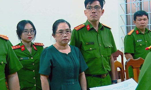 Bà Nguyễn Thị Hồng Sâm - Giám đốc Ban Quản lý Dịch vụ Công ích TP. Nha Trang nghe đọc quyết định khởi tố, bắt tạm giam. Ảnh: Công an tỉnh Khánh Hòa