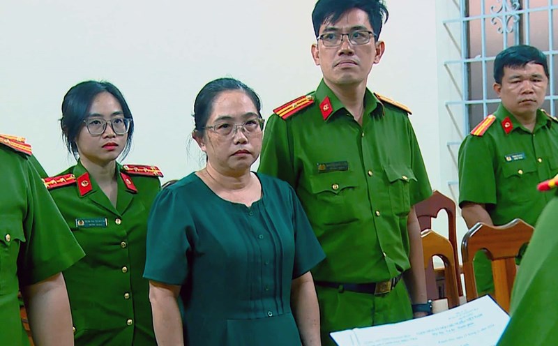 Ms. Nguyen Thi Hong Sam - Director of Nha Trang City Public Service Management Board listened to the decision to prosecute and temporarily detain. Photo: Khanh Hoa Provincial Police