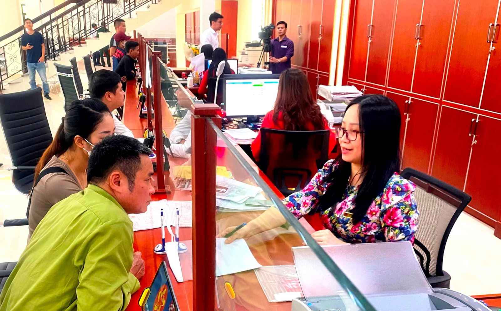 Hai Duong Provincial People's Committee announced the support level for civil servants and public employees of the One-Stop Department. Photo: Hai Duong Provincial Portal