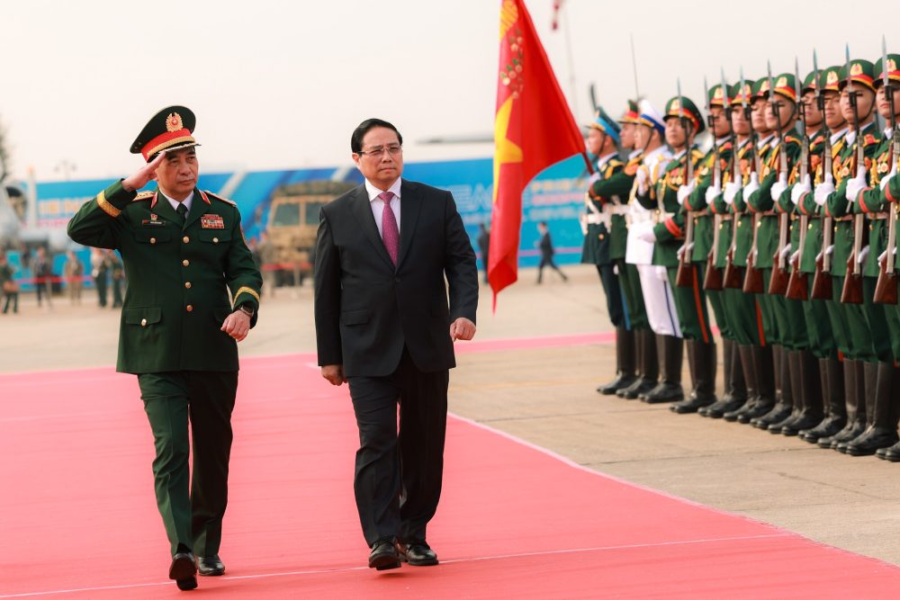Prime Minister Pham Minh Chinh reviews the honor guard of the Vietnam People's Army. Photo: Hai Nguyen