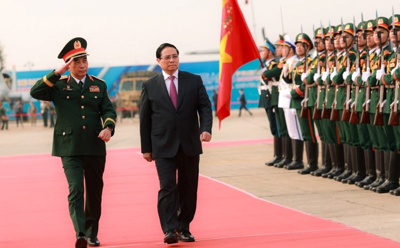 Prime Minister Pham Minh Chinh reviews the honor guard of the Vietnam People's Army. Photo: Hai Nguyen