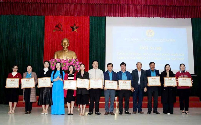 Rewarding collectives and individual union members with outstanding achievements in activities in 2024. Photo: Hong Van.