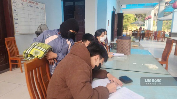 Người nhà nạn nhân vụ cháy làm thủ tục nhận người thân. Ảnh: Đặng Tiến