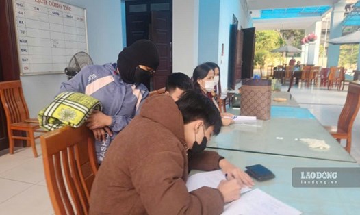 Người nhà nạn nhân vụ cháy làm thủ tục nhận người thân. Ảnh: Đặng Tiến