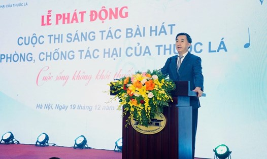 Thứ trưởng Bộ Y tế Trần Văn Thuấn phát động cuộc thi hưởng ứng công tác PCTH thuốc lá. Ảnh: Lê Hảo