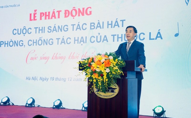 Deputy Minister of Health Tran Van Thuan launched a contest to respond to tobacco control work. Photo: Le Hao