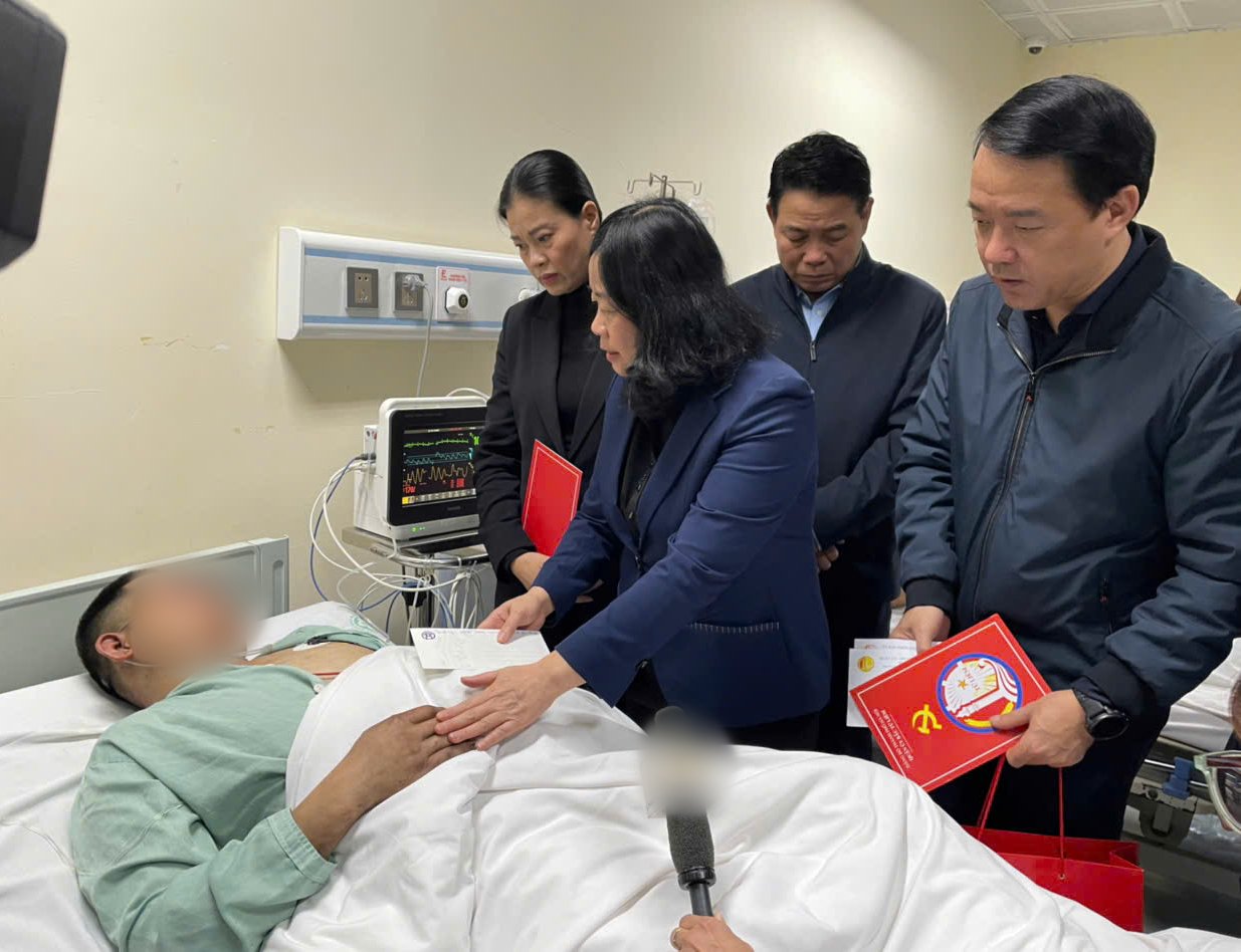 Secretary of the City Party Committee Bui Thi Minh Hoai visited and encouraged the victims being treated at Hospital E on the morning of December 19. Photo: Huong Giang