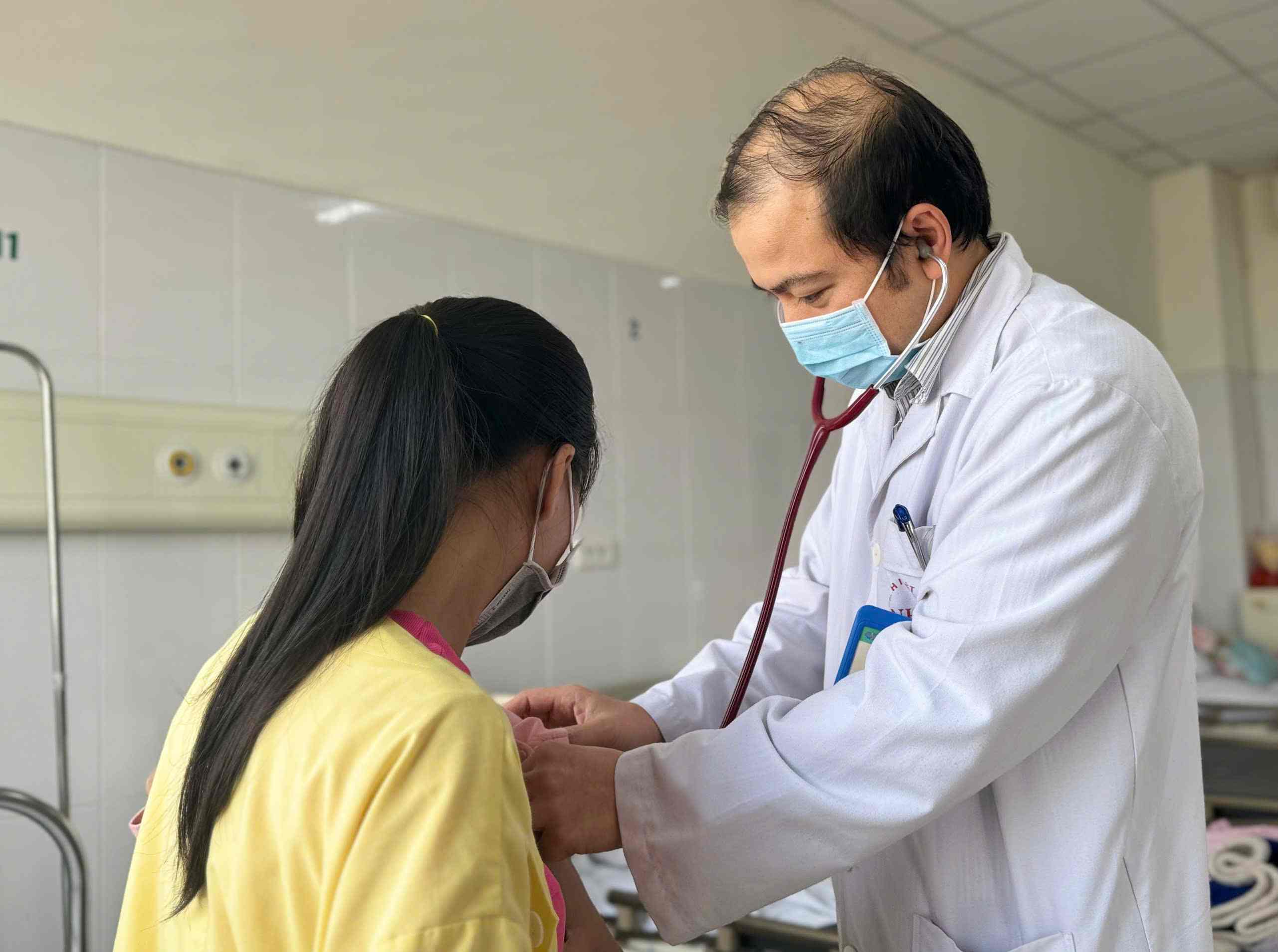 Doctor checks the health of a child with syphilis before discharge. Photo: Thanh Dang