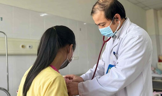 Bác sĩ kiểm tra sức khỏe cho bệnh nhi mắc giang mai trước khi xuất viện. Ảnh: Thanh Đặng