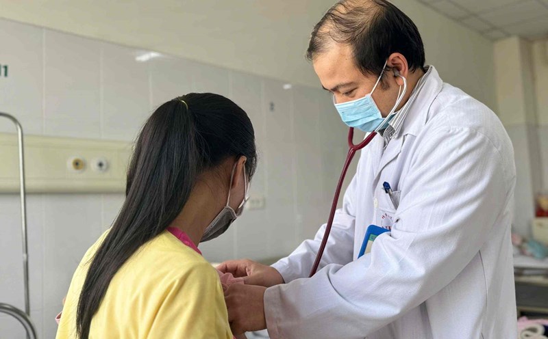 Doctor checks the health of a child with syphilis before discharge. Photo: Thanh Dang