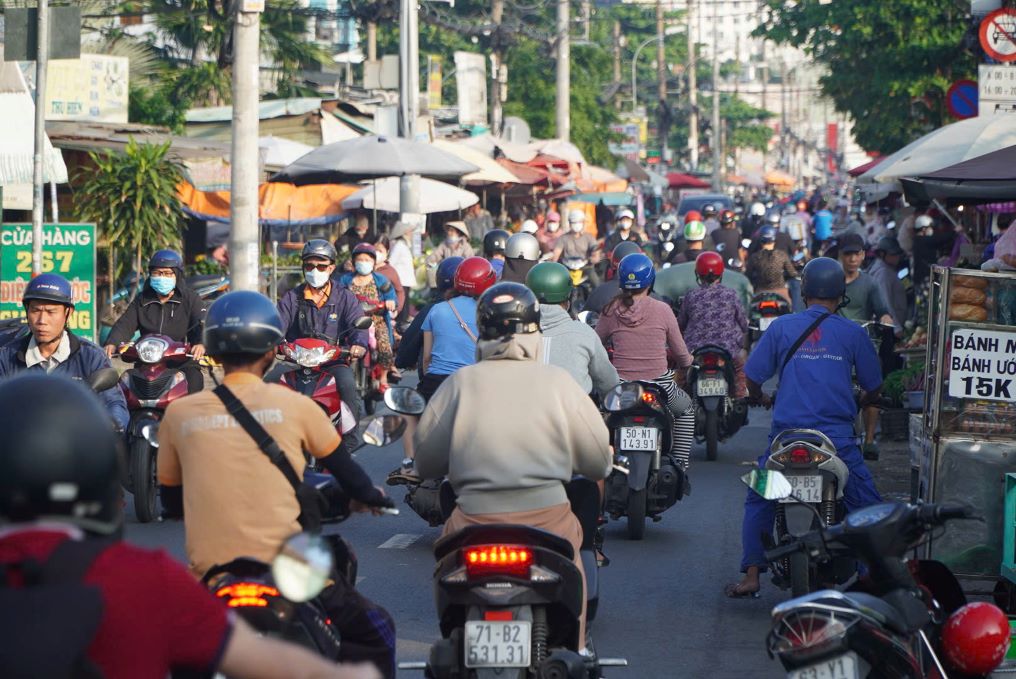 Phương tiện di chuyển đông đúc trên đường Phan Anh sáng 19.12. Ảnh: Nguyên Chân