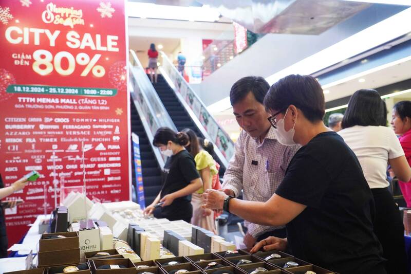 Ho Chi Minh City residents buy discounted branded goods. Photo: Ngoc Le