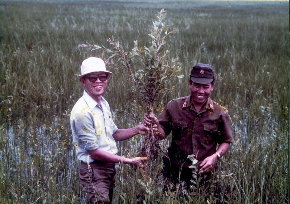 Nhà khoa học Võ Tòng Xuân (trái) và sĩ quan Phạm Ngọc Trọng trong những ngày đầu của cuộc tổng tiến công khai phá cánh đồng hoang Đồng Tháp Mười. (Ảnh Tư liệu của cố GS.TS Võ Tòng Xuân)