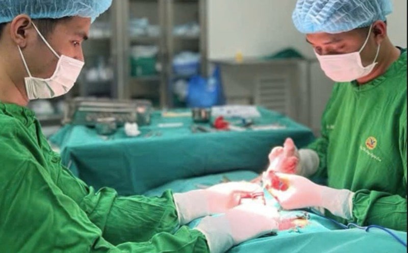 Doctor performs surgery on a case of penile curvature. Photo: BVCC