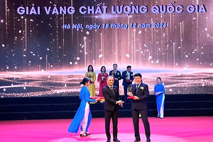 Mr. Thai Anh Tuan - Deputy General Director of Simexco DakLak, representing the company - received the "National Quality Gold Award" presented by the Prime Minister. Photo: Bao Trung