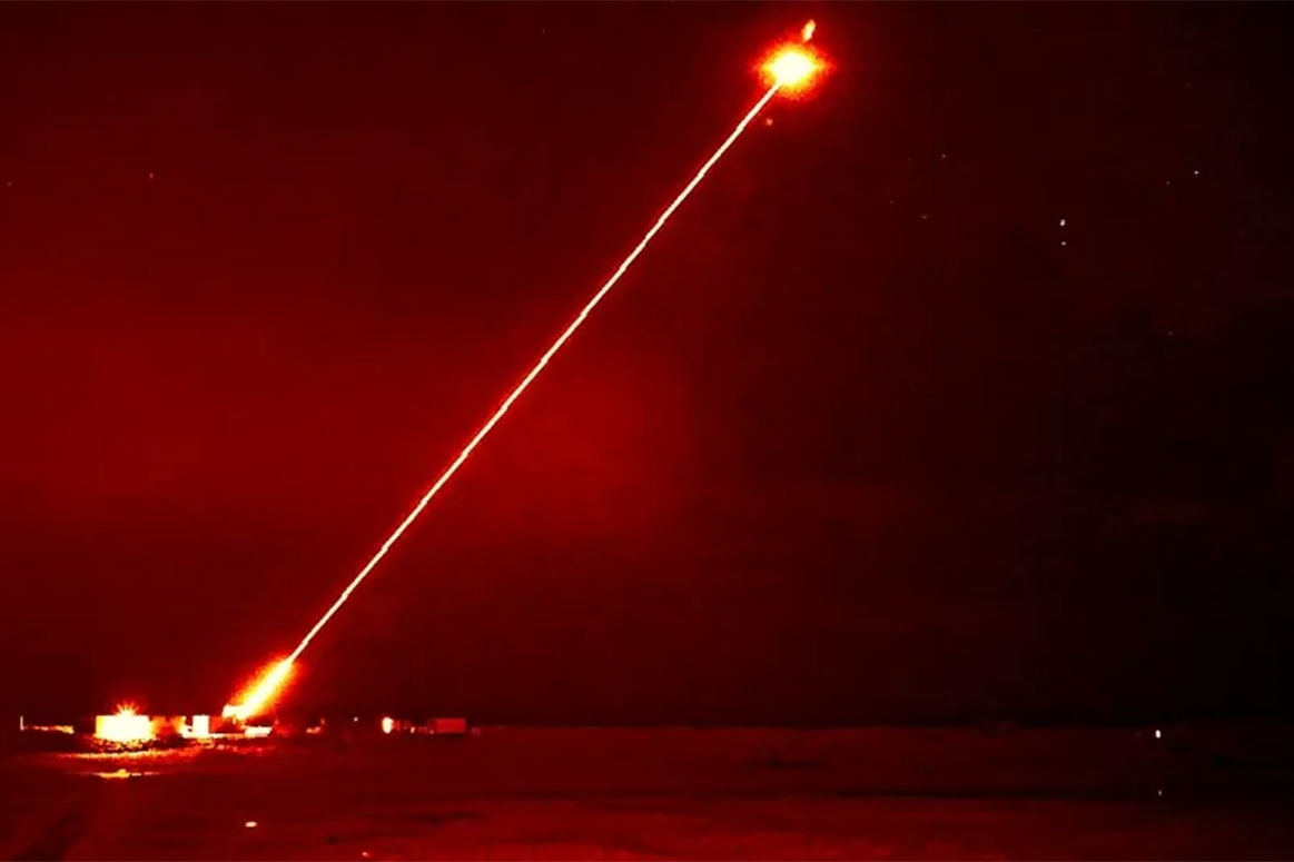 Vu khi nang luong dinh huong bang laser (LEDW) DragonFire cua Anh trong cuoc thu nghiem. Anh: Bo Quoc phong Anh