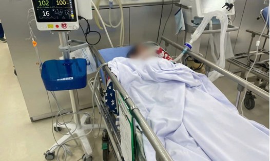 Bệnh nhân Đ.V.Đ bị đột quỵ sau khi vào khoa Cấp cứu đã nhanh chóng được đặt nội khí quản, thở máy. Ảnh: BVCC