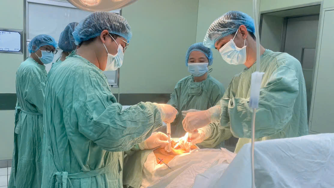 Doctors at Hue Central Hospital perform an allogeneic bone marrow transplant on a child patient. Photo: Lan Huong