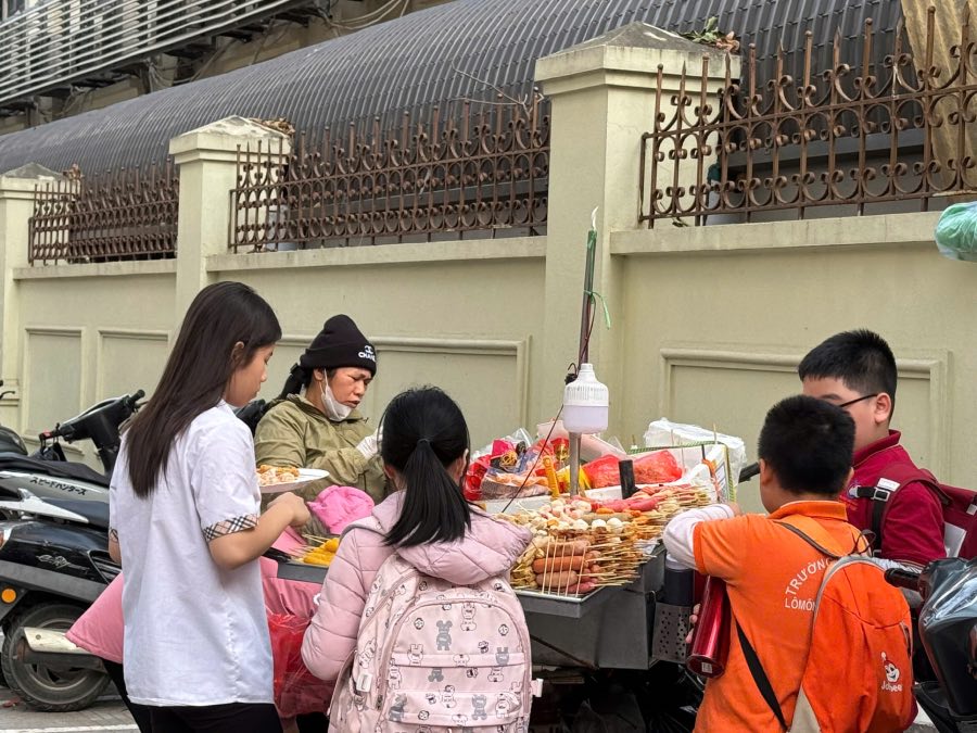 Dirty food is still sold everywhere on school sidewalks. Photo: Phuong Anh