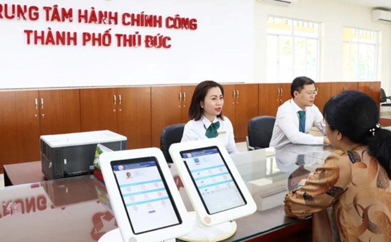 The Government Steering Committee has directed the arrangement of departments and branches under the People's Committees at the provincial and district levels. In the photo is the Thu Duc City Public Administration Center applying online public services. Photo: Hoang Tho