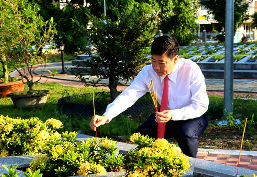 Chu tich UBND tinh Dong Thap Pham Thien Nghia dang huong len mo liet si. Anh: Cong thong tin dien tu Dong Thap