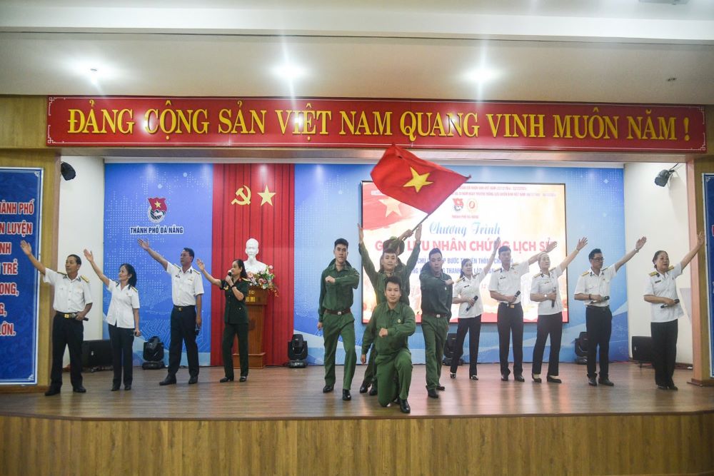 Cac tiet muc giao luu van nghe do Hoi Cuu Chien binh thanh pho phoi hop cung Thanh doan Da Nang thuc hien. Anh: Tran Thi