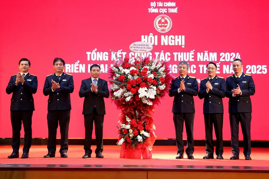Minister Nguyen Van Thang presented flowers to congratulate the Tax sector. Photo: Duc Minh